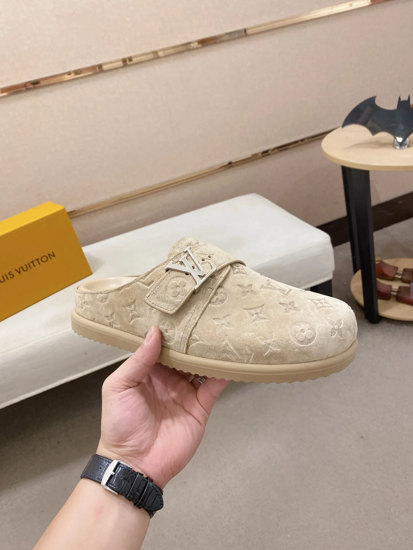 Men's shoes💰: 220💰38-45, LV Easy 2025 new men's casual sandals and slippers, made of suede cow leather, with Monogram pattern to highlight the trendy style. Adjustable straps illuminated with LV letters, while a resilient insole and micro outsole provide lightweight comfort. Made of suede cow leather with embossed Monogram pattern and brand element metal hardware✅Adjustable straps➕Tough insole‼ ️Micro outsole. Comfortable and easy to wear‼ ️